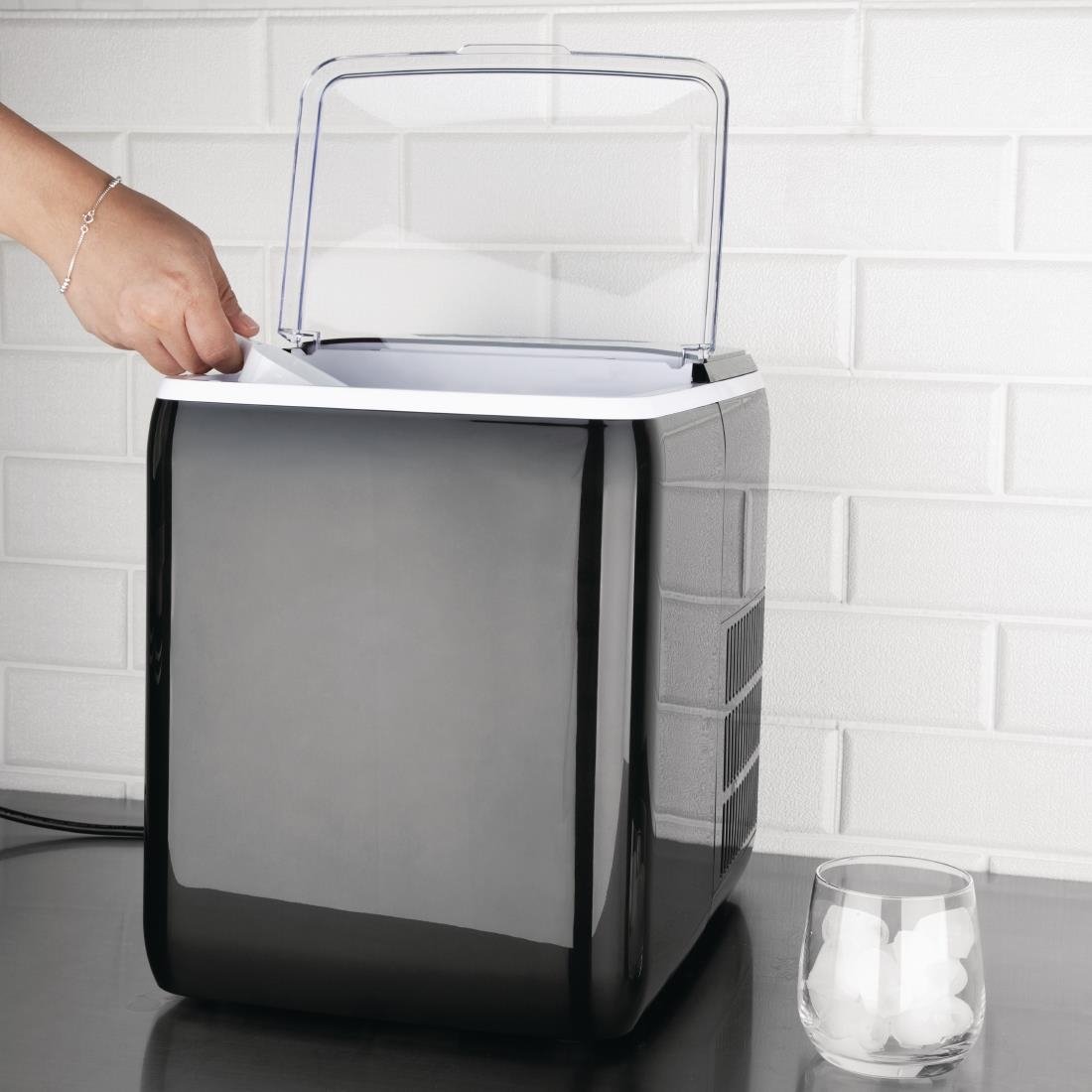 nisbets essentials ijsmachine 20kg output Nisbets Essentials ijsmachine 20kg output